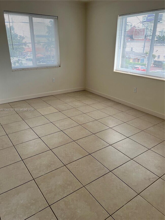 Foto del edificio - 890 NW 22nd Ct