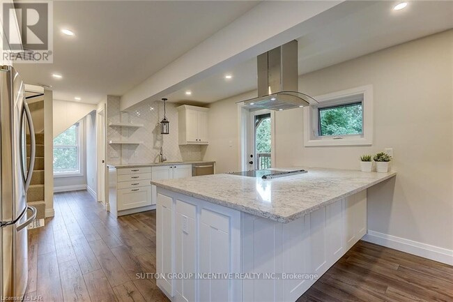 Building Photo - 234 Laclie St