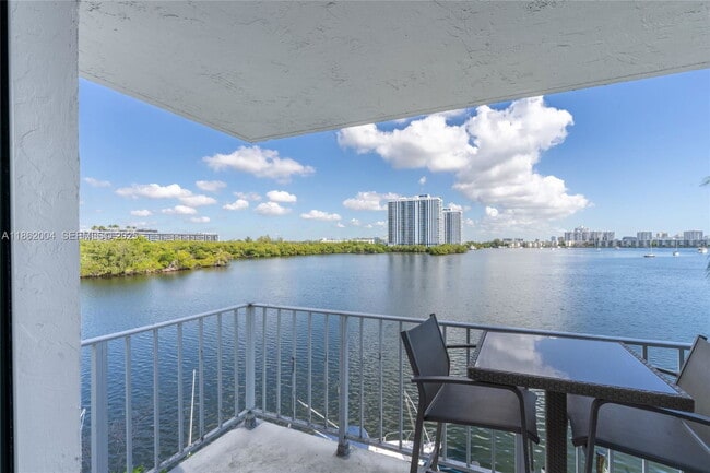 Foto del edificio - 16546 NE 26th Ave