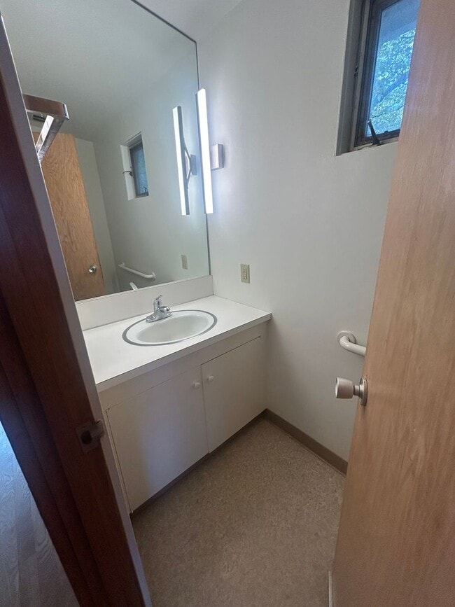 Building Photo - 3 bed, 2 1/2 bath house