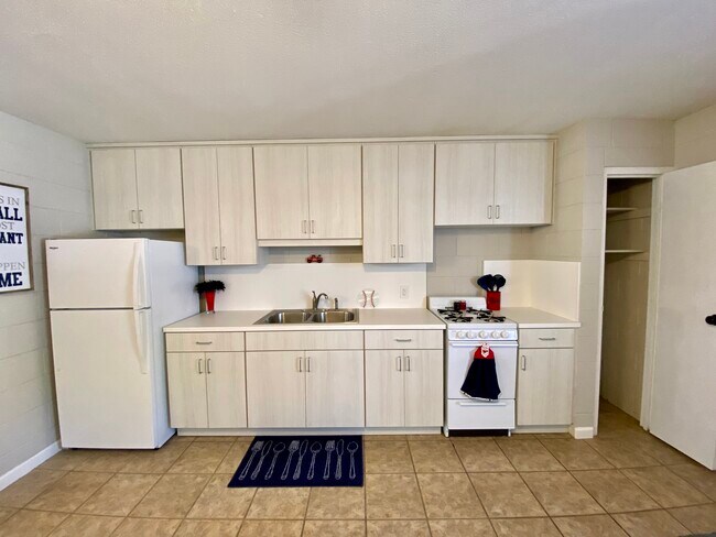 Foto del edificio - PENSACOLA ARMS: One Bedroom Apartments in ...