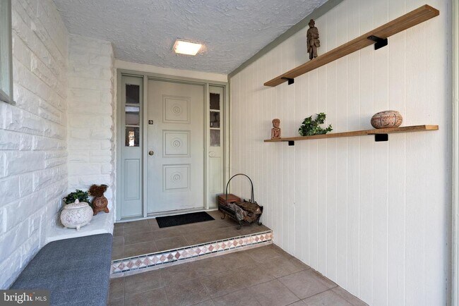 Foto del edificio - 46 Roosevelt Ave