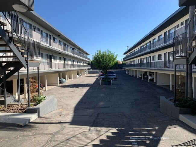 Foto del edificio - 5530 Corteen Pl