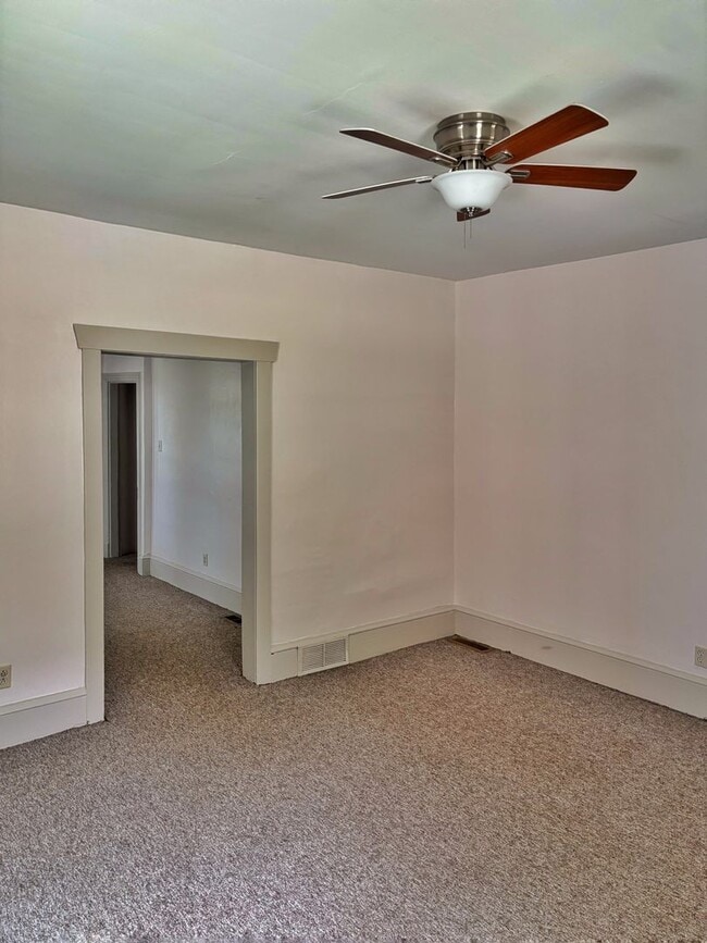 Building Photo - 3 bed 1.5 bathroom apartment in Harleysvil...