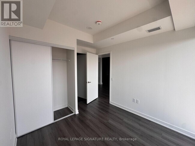 Building Photo - 448 Burnhamthorpe Rd W