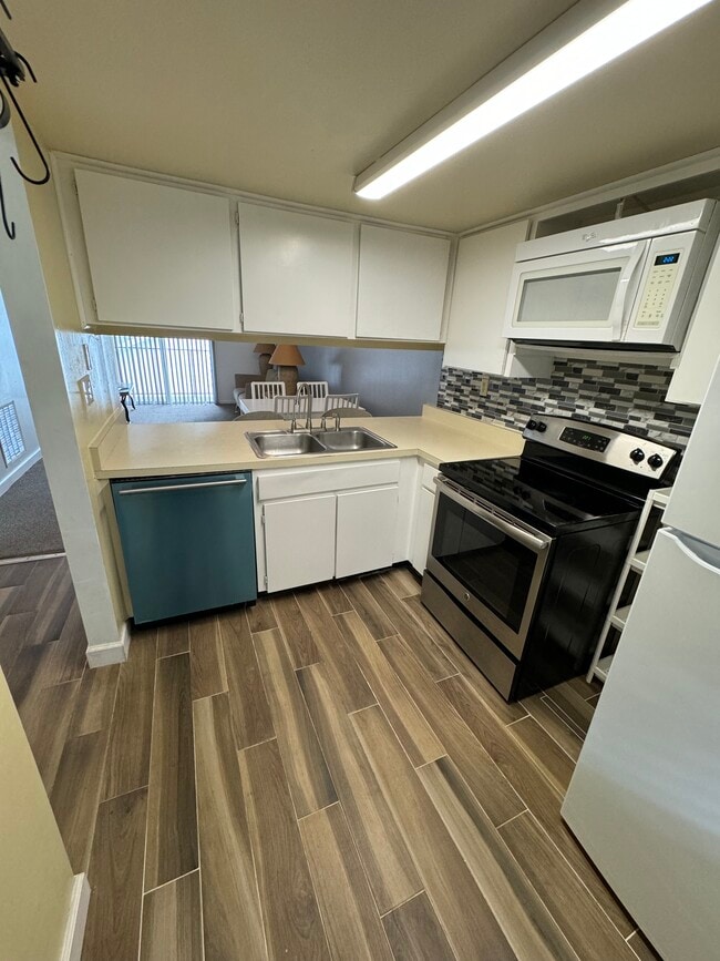 Building Photo - 5006 Bordeaux Village Plz