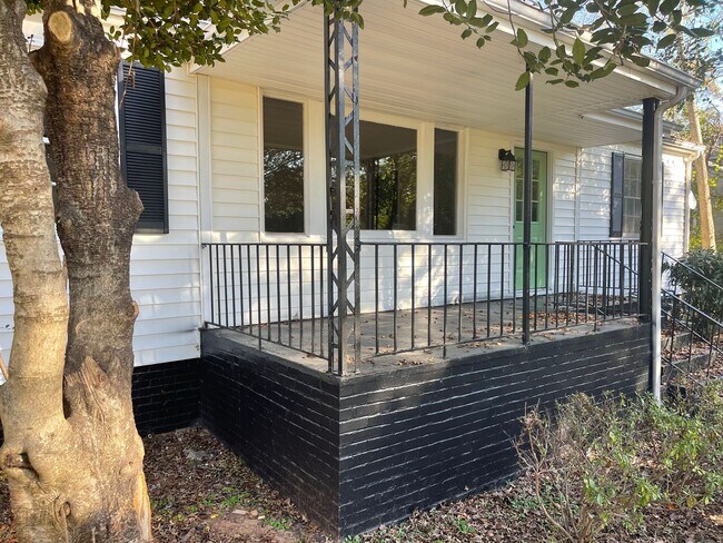 Foto del edificio - Beautifully renovated Normaltown 3/2 Home with fenced in front yard! Water, trash, and lawncare i...