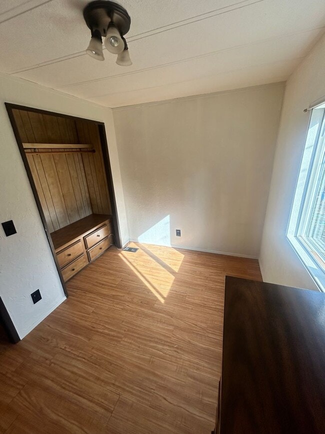 Building Photo - Adorable 2 Bedroom House for Rent in Maple...