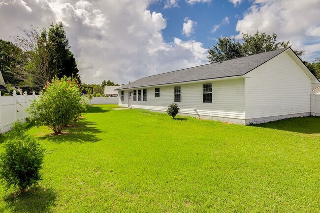 Foto del edificio - Updated 3BR Home with Fenced Yard in the H...