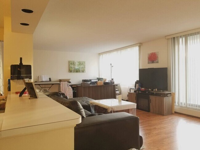 Foto del edificio - 8809 W Golf Rd