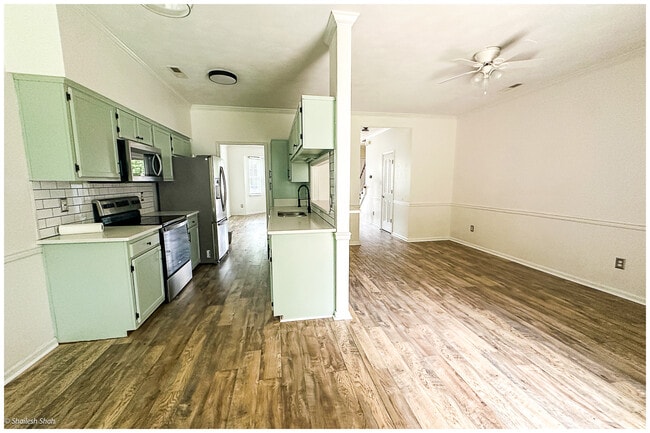 Building Photo - 904 S Lake Cir