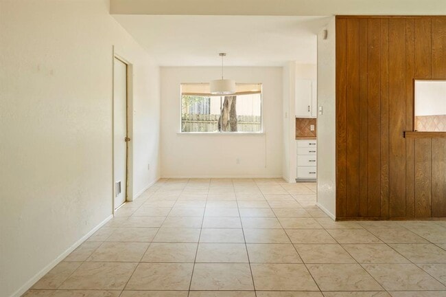 Building Photo - 9404 Shady Oaks Dr