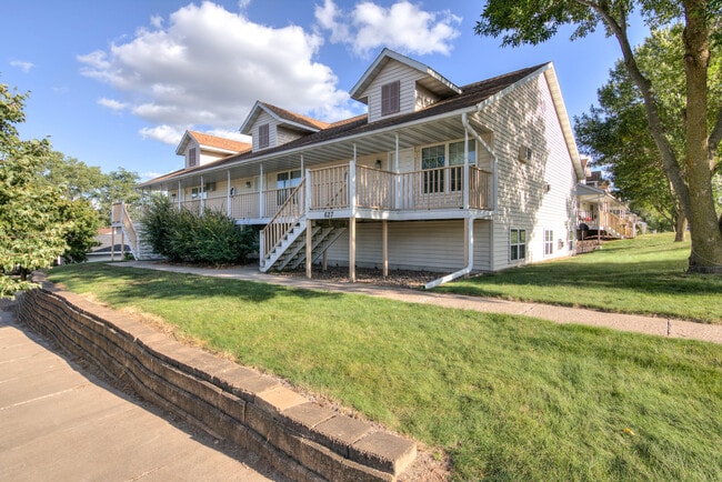 Building Photo - 627 Maple St