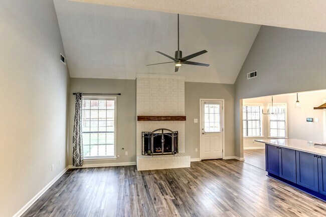 Foto del edificio - Beautiful 4 bedroom 2.5 bath - 1/2 Off The 1st Month's Rent