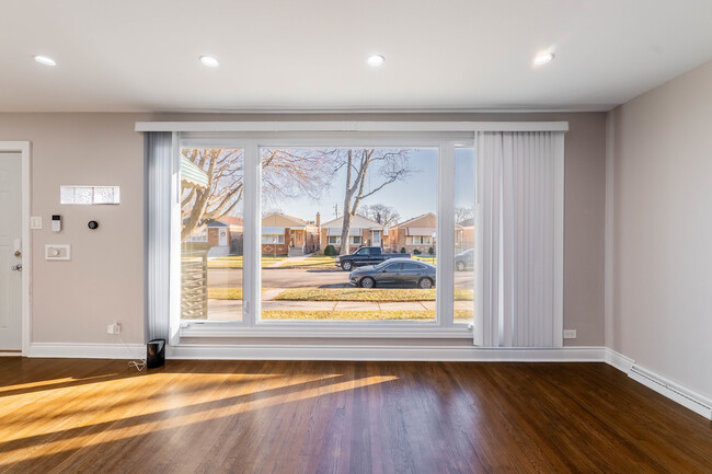 Building Photo - 4614 S Leclaire Ave