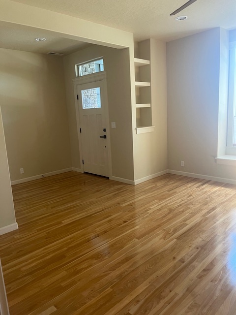 Nice entry, hardwood floors, lighted fan, new blinds. - 5020 W Targee St