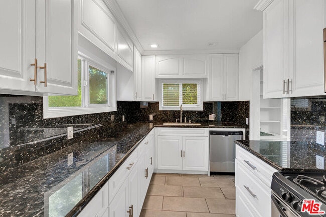 Building Photo - 1906 Veteran Ave