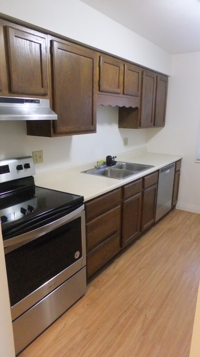 Cocina, gama de acero inoxidable y lavavajillas. - 607 W North St
