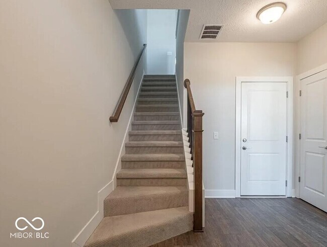 Foto del edificio - 1066 Valentine Ln