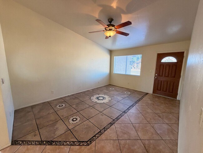 Foto del edificio - ? Spacious 3-Bedroom 2-Bathroom Chandler Home with Vaulted Ceilings and Large Yard
