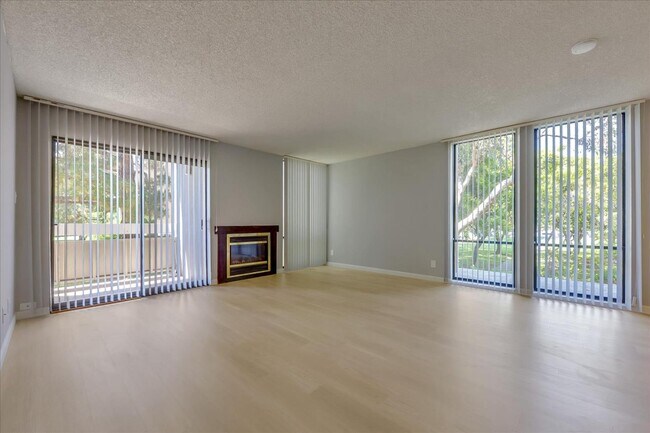 Building Photo - 1061 Beach Park Blvd
