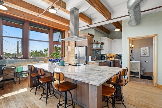 Foto del edificio - 215 W Maple St