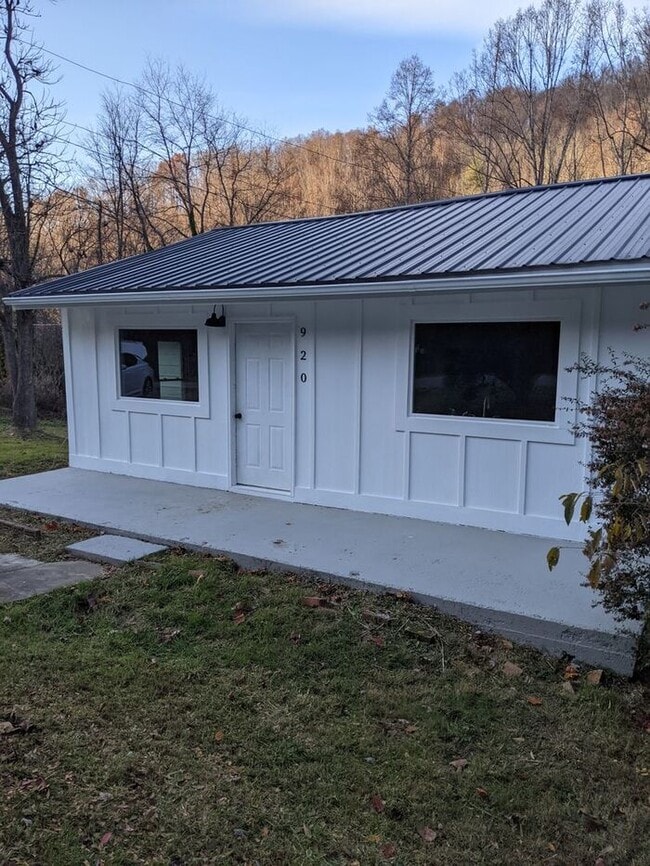 Building Photo - Cottage-Barnardsville