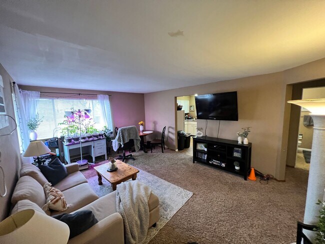 Building Photo - East Side Duplex in Quiet Neighborhood