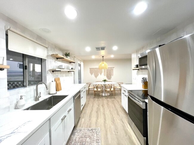 Fully renovated kitchen - 7084 Hillview Rd