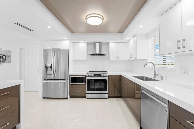 Building Photo - 301 Lake Shore Dr