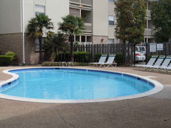 Building Photo - Metairie Lake Apartments