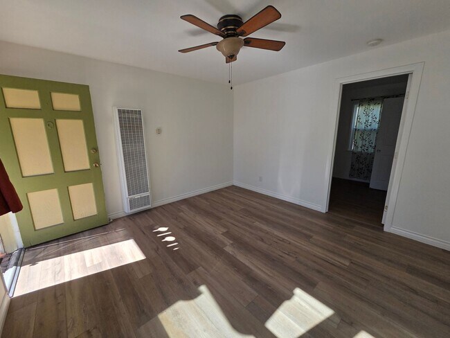 Foto del edificio - 1+1 Ventura Avenue, super cute 1+1 in rear duplex w/ yard