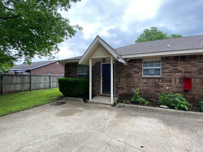 Building Photo - TWO BEDROOM DUPLEX IN FARMINGTON AR!!