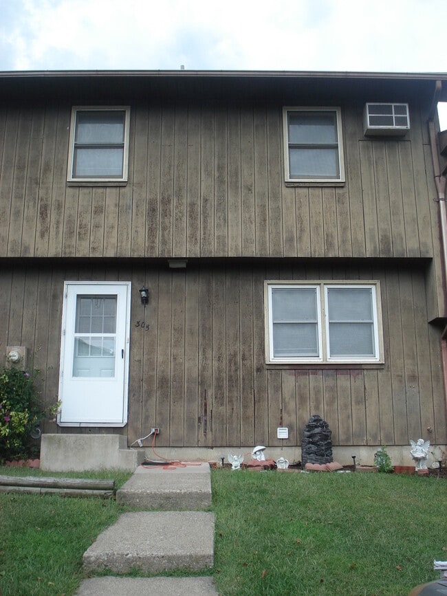 Building Photo - 3 Bedroom Townhouse to call home!