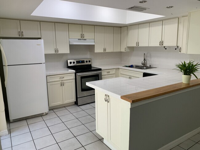 Building Photo - 10712 SW 77th Ave