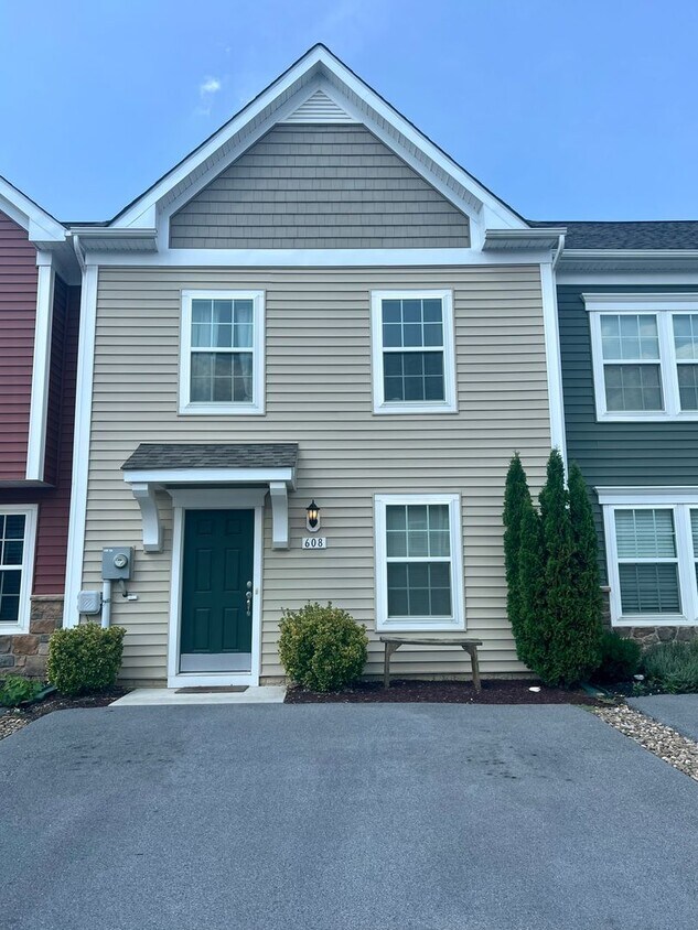 Foto principal - 3 Bed/2.5 Bath Townhome in Ranson