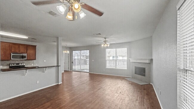 Foto del edificio - 3 Bed, 2 Bath Home with Garage & Fenced Yard / Pet-Friendly / Available now!