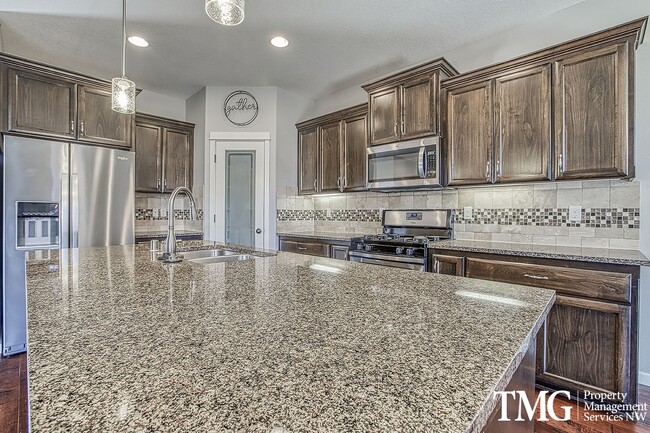 Building Photo - Large 4 Bed 2.5 Bath with its own Putting ...