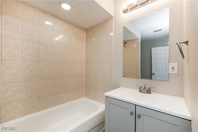 Building Photo - 1056 Summa Blvd