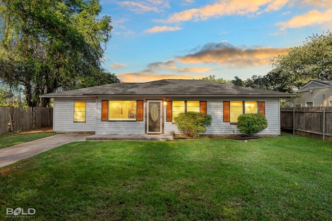 Foto del edificio - Check Out this Charming 3 bed 1 bath in Bo...