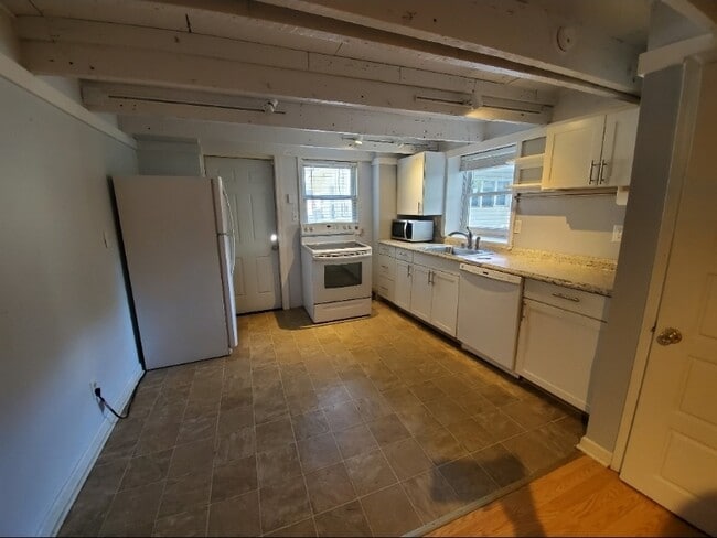 Building Photo - 1043 Crescent Ave