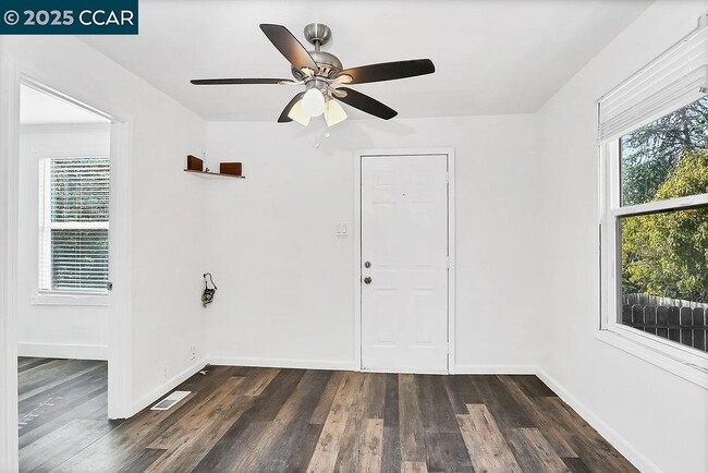 Foto del edificio - 2381 Monterey Ave