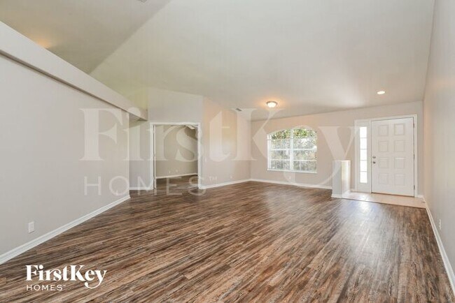 Building Photo - 578 Charwood Ave S