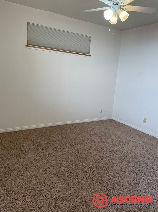 Foto del edificio - New Listing In Oildale!