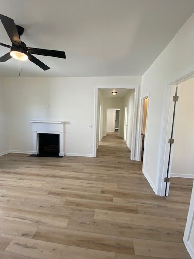 Foto del edificio - Welcome to this newly remodeled 4-bedroom, 2-bathroom house in the desirable location of Wilmingt...