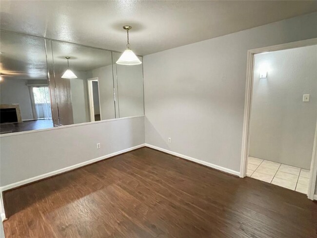 Building Photo - 9797 Leawood Blvd