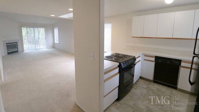 Foto del edificio - Roomy One Level 2 Bdrm Duplex w/ Open Floo...
