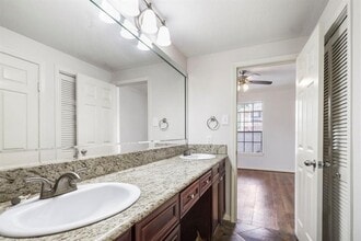 Building Photo - 2255 Braeswood Park Dr