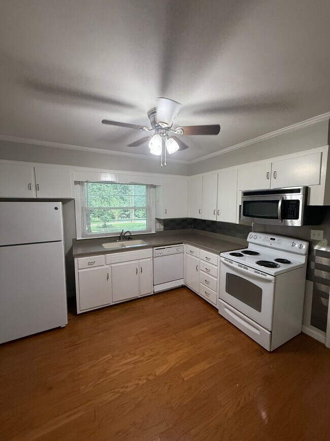 Building Photo - Beautifully updated, white-painted brick h...