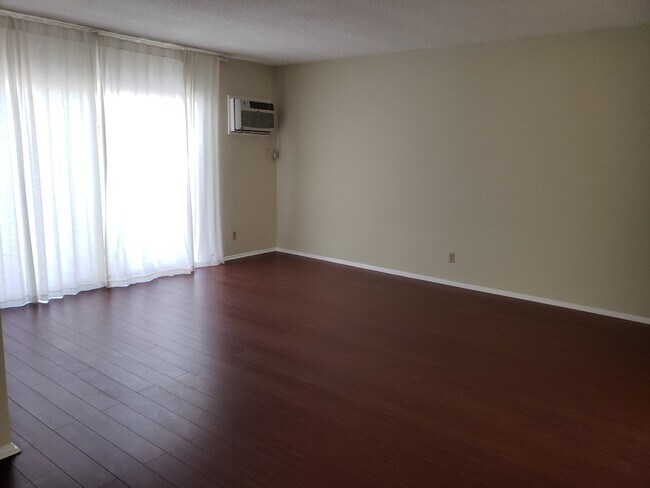 Living room - 1644 Colby Ave